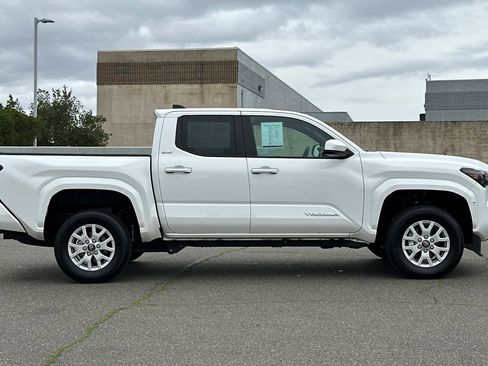 Used 2025 Toyota Tacoma SR5 image 6