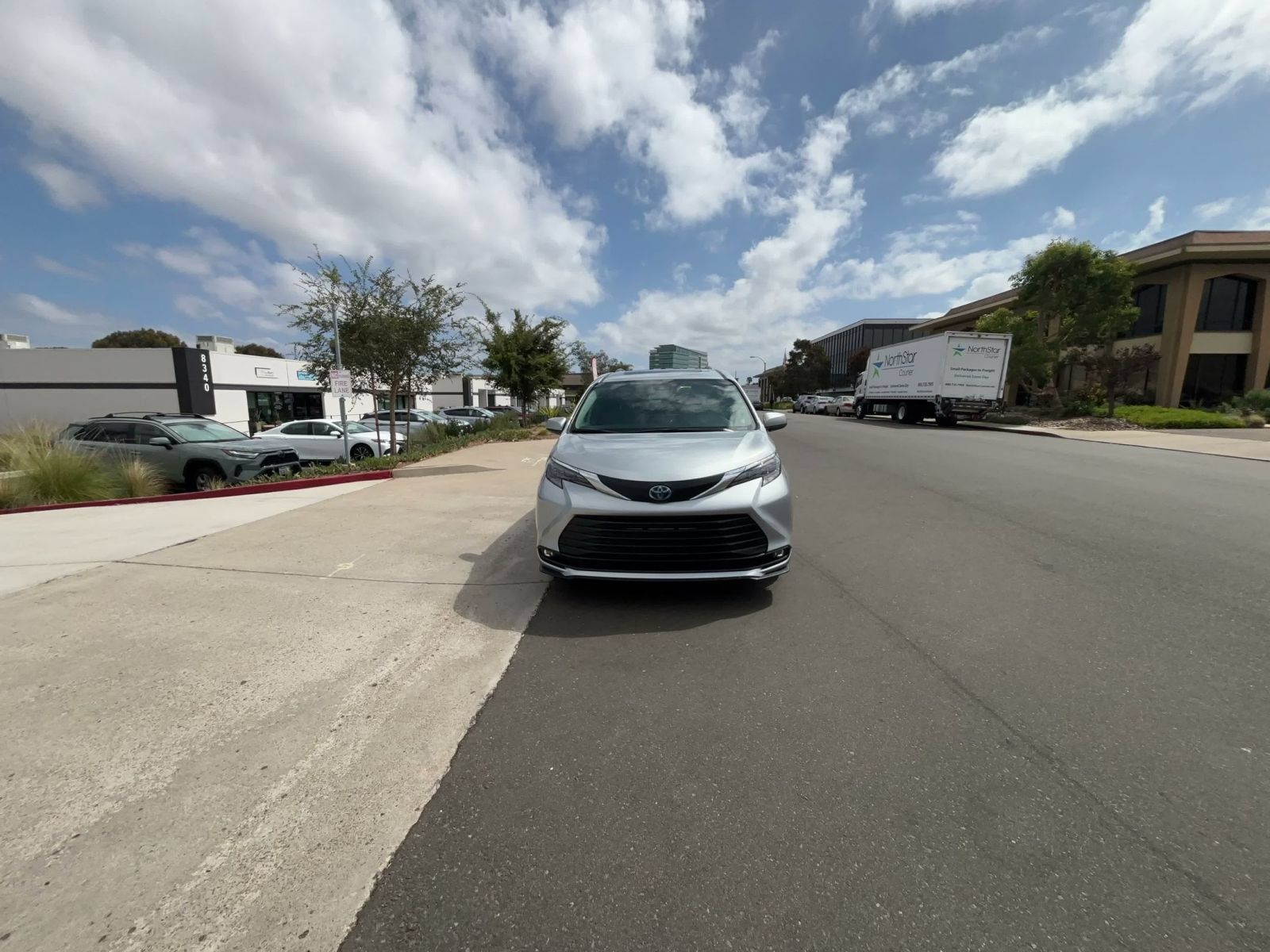Used 2025 Toyota Sienna XLE FWD image 4