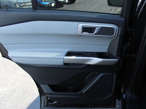 Used 2023 Ford Explorer XLT w/ Equipment Group 202A AWD/4WD image 18