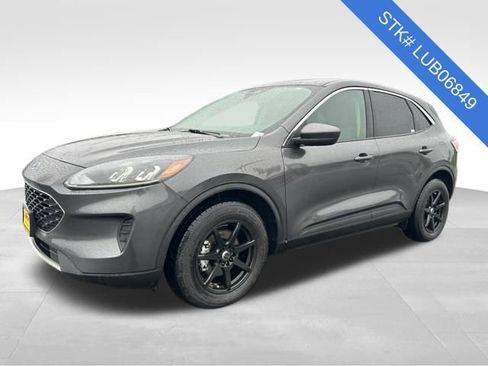Used 2020 Ford Escape SE image 3