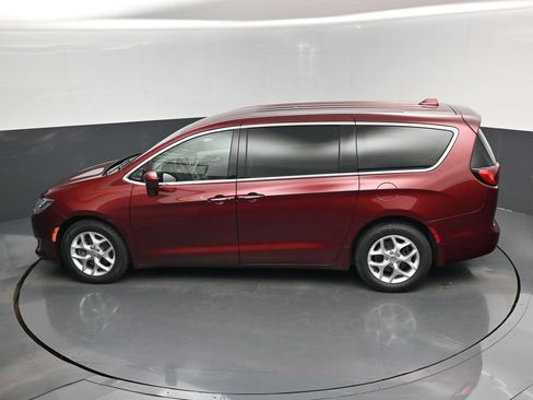 Used 2020 Chrysler Pacifica Touring w/ Tire & Wheel Group FWD image 14