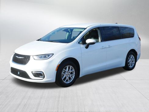 Used 2023 Chrysler Pacifica Touring-L image 3