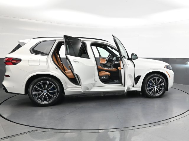 Used 2024 BMW X5 xDrive40i w/ M Sport Package AWD/4WD image 39
