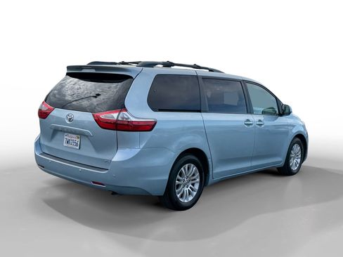 Used 2017 Toyota Sienna XLE Premium image 5