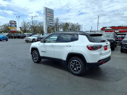 Used 2025 Jeep Compass Trailhawk AWD/4WD image 4