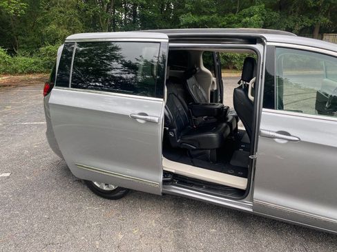 Used 2017 Chrysler Pacifica Touring-L FWD image 50
