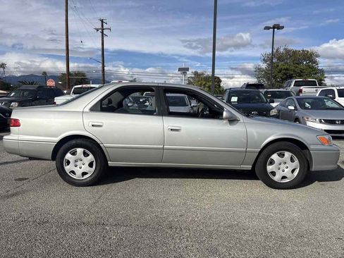 Used 2000 Toyota Camry LE w/ Value Pkg 4 image 4