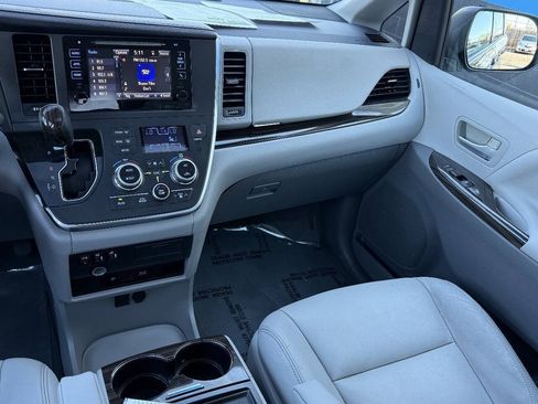 Used 2015 Toyota Sienna XLE Premium FWD image 7