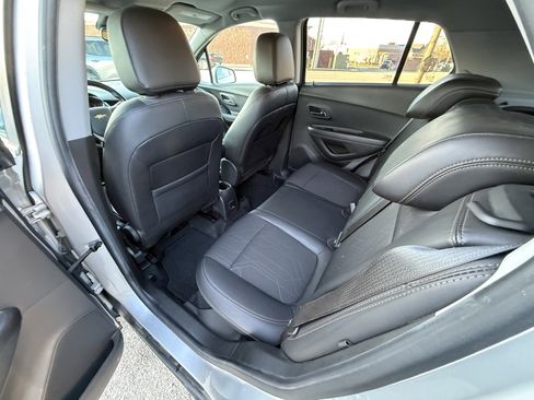 Used 2019 Chevrolet Trax LT w/ LT Convenience Package image 17