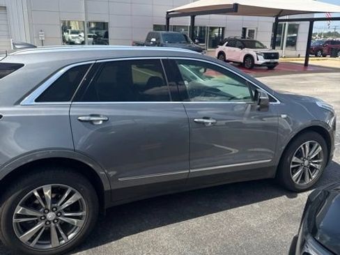 Used 2021 Cadillac XT5 Premium Luxury FWD image 2