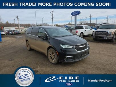 Used 2025 Chrysler Pacifica Select