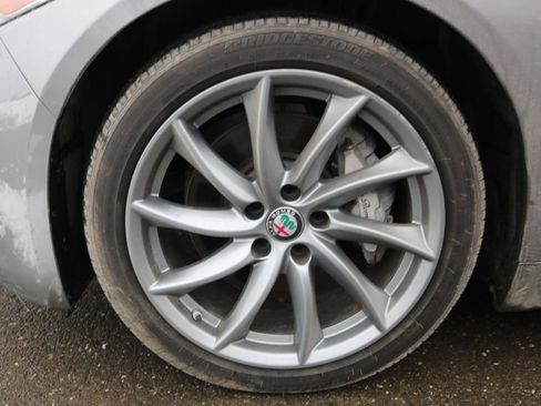 Used 2017 Alfa Romeo Giulia AWD image 9