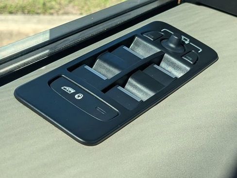 Used 2020 Land Rover Discovery Sport SE image 22