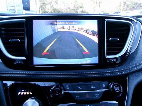 Used 2025 Chrysler Pacifica Limited image 16