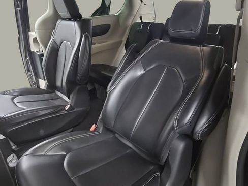 Used 2023 Chrysler Pacifica Touring-L FWD image 16