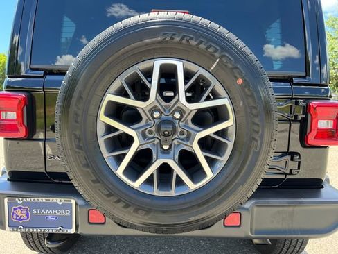 Used 2025 Jeep Wrangler Unlimited Sahara AWD/4WD image 15