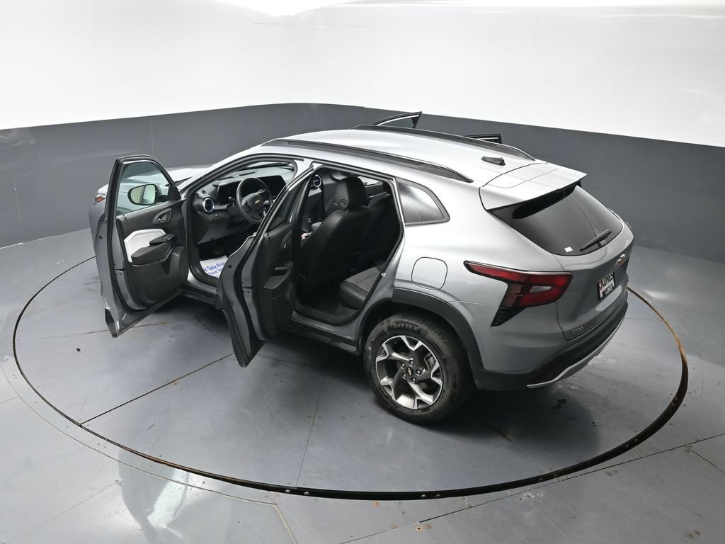 Used 2025 Chevrolet Trax LT FWD image 59