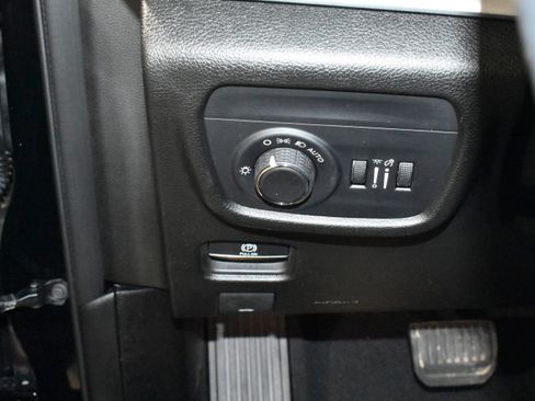 Used 2023 Jeep Grand Cherokee Laredo X image 15