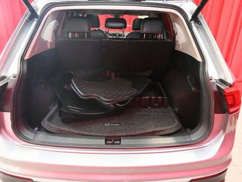 Used 2022 Volkswagen Tiguan SE w/ Panoramic Sunroof Package image 6