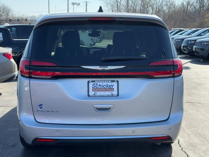 Used 2024 Chrysler Pacifica Touring-L FWD image 5