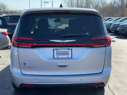 Used 2024 Chrysler Pacifica Touring-L FWD image 5
