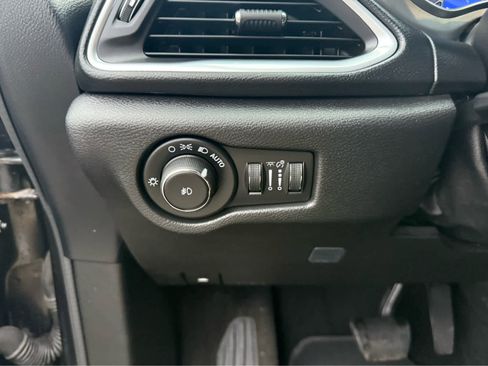 Used 2018 Chrysler Pacifica Touring-L Plus w/ S Appearance Package image 11