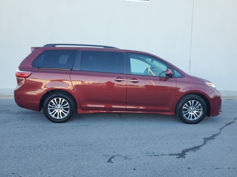 Used 2020 Toyota Sienna XLE image 4