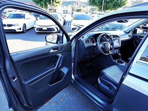 Used 2021 Volkswagen Tiguan SE image 35