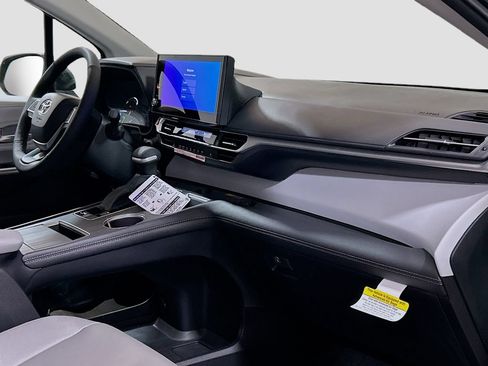 New 2026 Toyota Sienna XLE FWD image 7