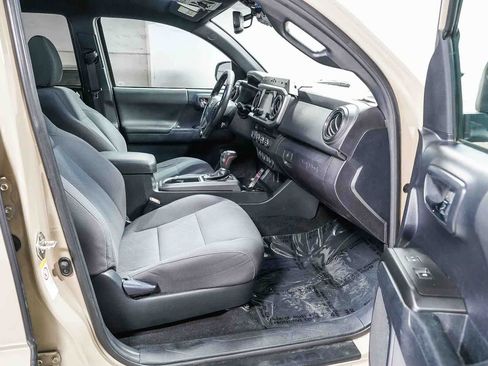 Used 2019 Toyota Tacoma TRD Off-Road w/ Technology Package AWD/4WD image 16