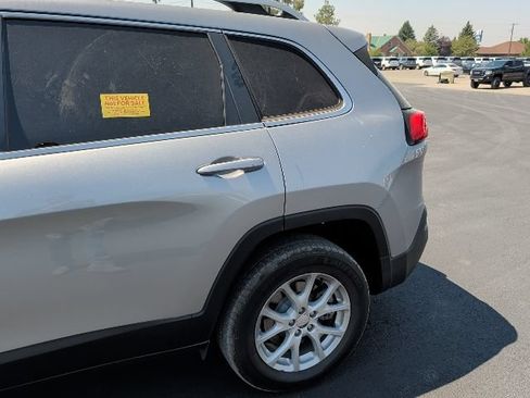 Used 2016 Jeep Cherokee Latitude AWD/4WD image 8