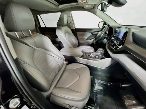 Used 2022 Toyota Highlander XLE AWD/4WD image 26