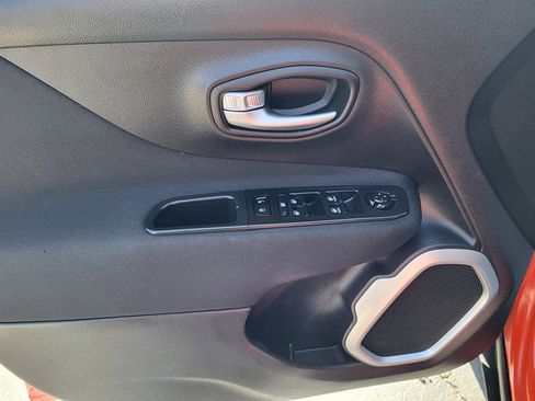 Used 2019 Jeep Renegade Latitude FWD image 10