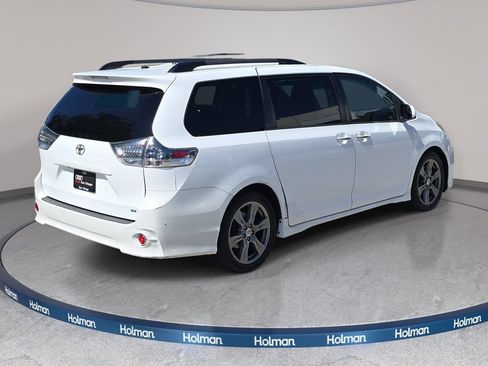 Used 2017 Toyota Sienna SE Premium FWD image 6