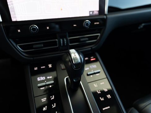 Certified 2023 Porsche Macan image 15