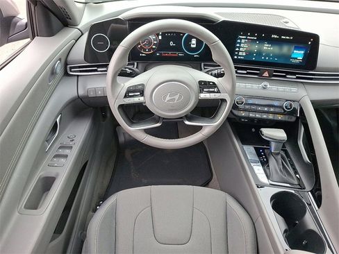Used 2025 Hyundai Elantra SEL image 12
