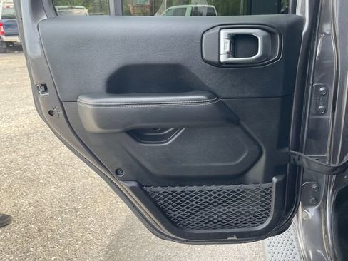 Used 2018 Jeep Wrangler Unlimited Sahara AWD/4WD image 11