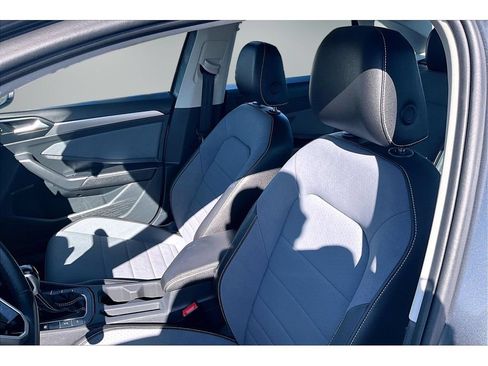 Used 2025 Volkswagen Jetta SE FWD image 17