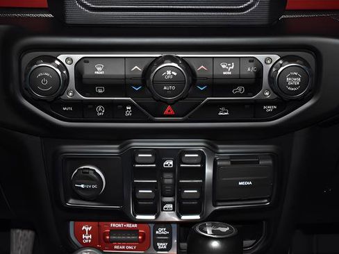 Used 2021 Jeep Wrangler Unlimited Rubicon w/ Dual Top Group AWD/4WD image 15