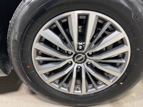 Used 2023 Nissan Armada SL w/ Captain's Chairs Package image 42