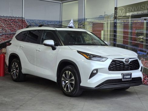 Certified 2024 Toyota Highlander XLE image 1