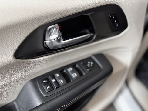 Used 2024 Chrysler Pacifica Touring-L image 23