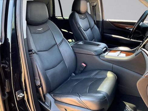 Used 2020 Cadillac Escalade Luxury AWD/4WD image 7
