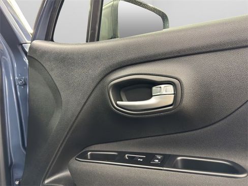 Used 2021 Jeep Renegade Latitude image 34