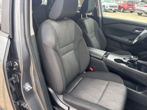 Used 2025 Nissan Rogue SV image 38