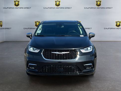 Used 2022 Chrysler Pacifica Limited w/ Uconnect Theater Family Group image 8