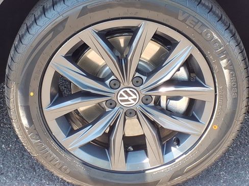 Certified 2022 Volkswagen Tiguan SE image 9