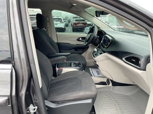 Used 2018 Chrysler Pacifica Touring Plus w/ Tire & Wheel Group FWD image 18