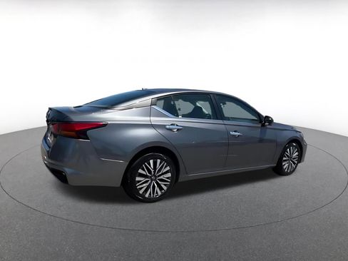 Used 2025 Nissan Altima 2.5 SV FWD image 14