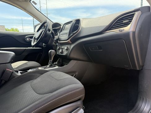 Used 2015 Jeep Cherokee Latitude w/ Cold Weather Group AWD/4WD image 16